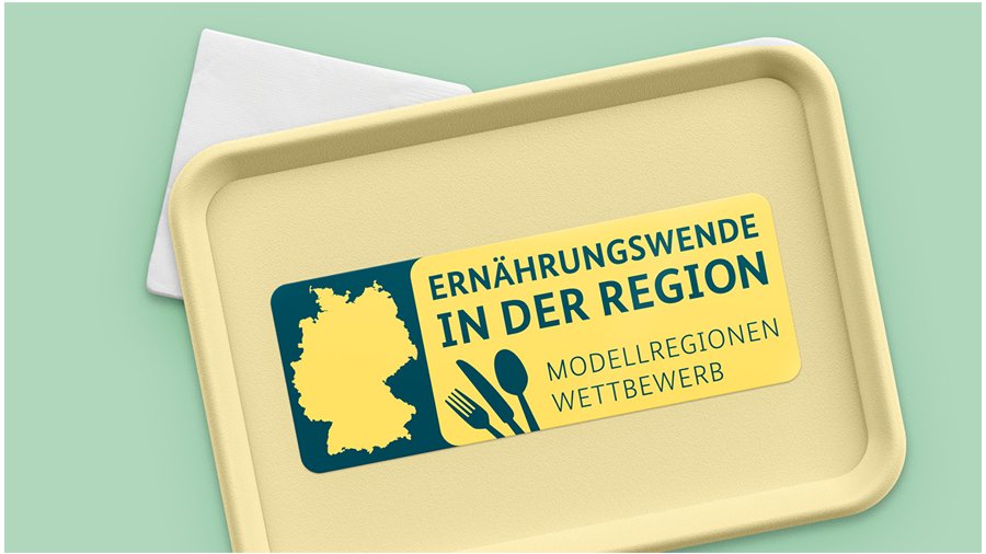 Tablett mit der Aufschrift "Ernährungswende in der Region - Modellregionenwettbewerb"